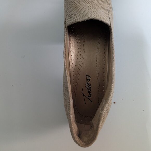 Trotters Women's Jenn Mini Loafer, gold/beige color, size 8.5 slim - Picture 5 of 7
